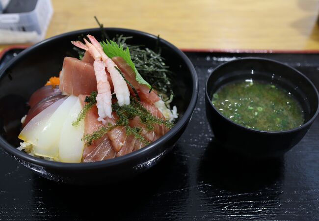 海鮮丼には青さ汁が付いてきます