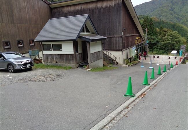 冬はスキーで，夏は登山で利用できるロープウェイ