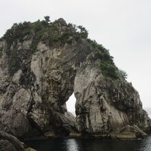 白崎海岸のシンボル的存在「立厳岩」（たてごいわ）