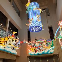 ロビーを飾るねぶたの勇壮な作り物