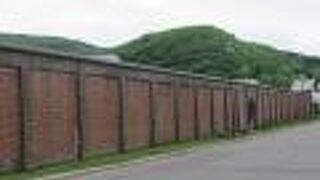 網走川を渡った向こう側の煉瓦塀の向こう側