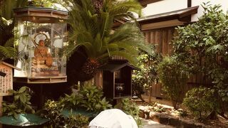 赤い門､白い壁