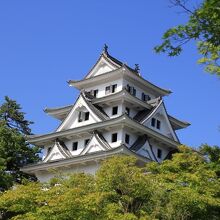 青空をバックに聳える昭和一桁の再建天守