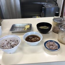 五種天ぷら定食。天ぷらは一品目のナス。