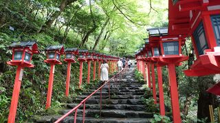 夏は川床を見ながら奥宮まで歩こう