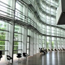 ガラスばっかりでよく大震災に耐えられましたね