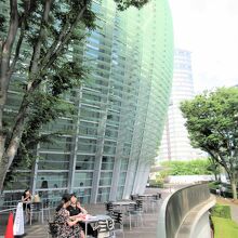 外のテラス席もあってくつろげます