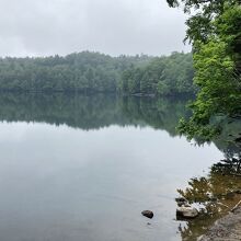 碧色の静かな湖面