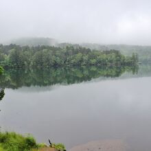 この背景に雌阿寒岳と阿寒富士が見えるはずであった