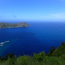 父島の東側の海