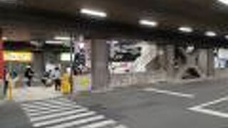 遮断機のあるバスターミナル