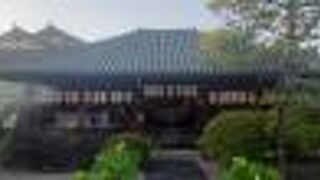 「ならまち」の中にある神社です。夕方でしたが、法要をやっていました