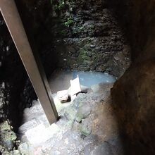 地下に掘られた創業当時の井戸