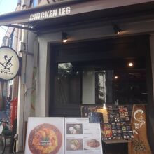 人通りの多い道沿いにあるので普通に混雑している