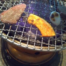 炭火焼きで焼肉を