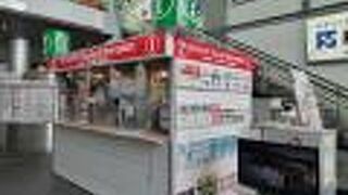 高松駅の改札出てすぐ