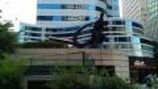 ゴジラの全身の銅像