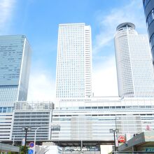 ホテル目の前から見た、名古屋駅太閤通口と桜通口の超高層ビル。