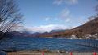 中禅寺湖周辺の山々にかかる真っ白な雲がめちゃきれい