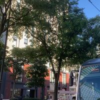 外観、目の前を市電が走ってます。