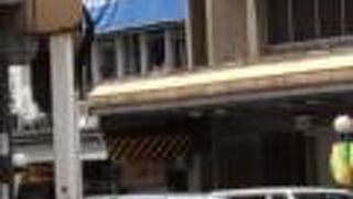 ひっきりなしにバスが停車する