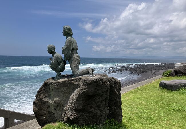 フィリピンを向いた慰霊碑