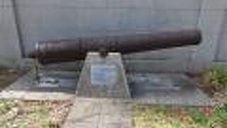 発掘された一門が開港広場に展示されています