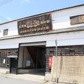 笠間稲荷神社の目の前にある老舗造り酒屋。お酒以外のお土産も買えるし無料で気軽に見学できます