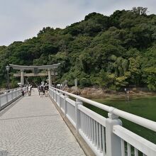 橋を渡れば、八百富神社の境内となる竹島です