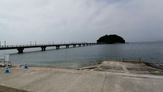 竹島園地から長い橋にて、竹島へ渡れます。