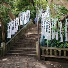 神社までは１０１段の石段が続きます