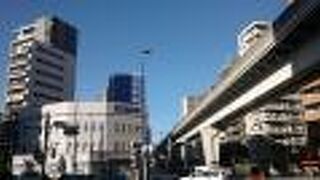 かなり高い高架のレールを通っている