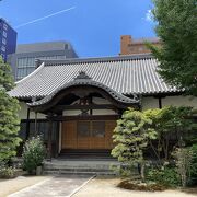 博多駅前に鎮座する寺院