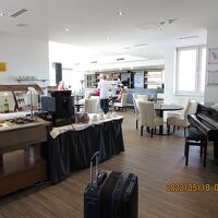 朝食会場は2方向から入れます