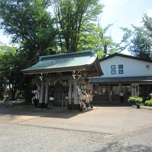 ３社務所と手水舎