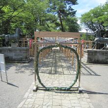 ７夏越の大祓の茅の輪と風鈴と狛馬