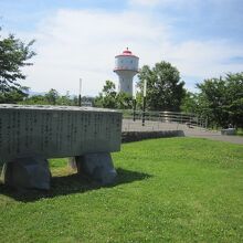 ８信濃の国碑と水道タンク