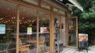 お持ち帰りのパンなどの販売とカフェを併設しているお店