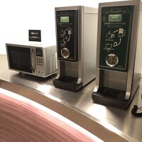 各フロアのエレベータ前にセットされた珈琲マシンと電子レンジ