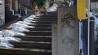 足羽山の中腹にある足羽神社へ向かう階段