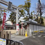 甲子園球場ライトスタンドの外側付近にある静かな神社