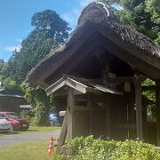 称名寺山門の横にあるみすぼらしい木の門