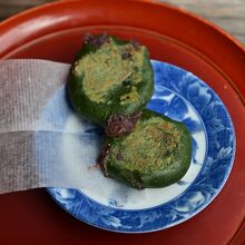 軒先の長いすでいただいた草餅