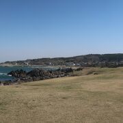 海岸線に天然の芝生が広がる景勝地