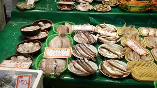 地元民が対面購入している店舗も多く、そちらの売買の雰囲気が楽しい