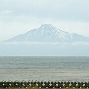 稚内から日本海側を南下する美しい道道は利尻島の姿がずっと見える絶景だった。