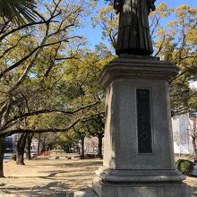 JR四日市駅前の像