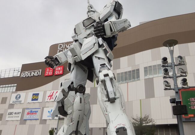 変形する実物大（？）ガンダム