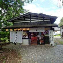 武家屋敷通りに建っています