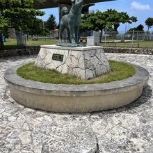 フェリー下りてすぐ。阿嘉大橋を背に。